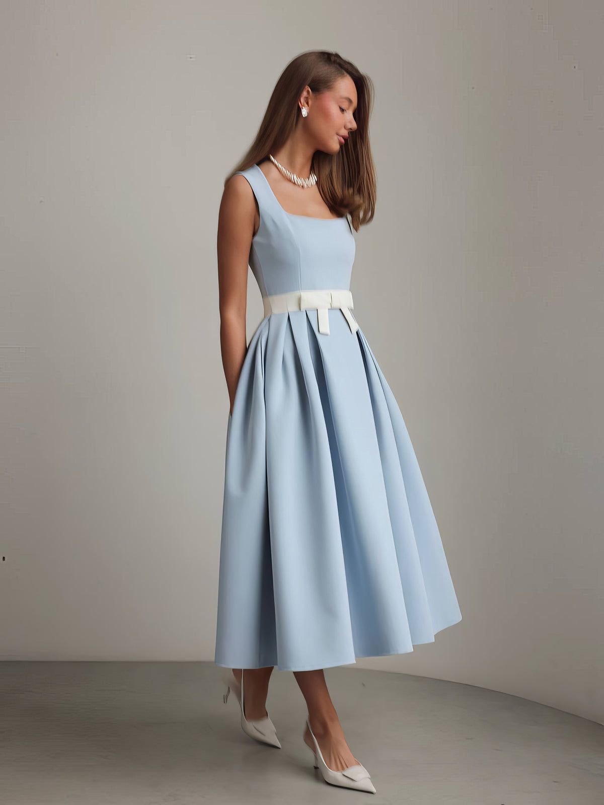 Plissiertes Midikleid in Babyblau mit Gürtel