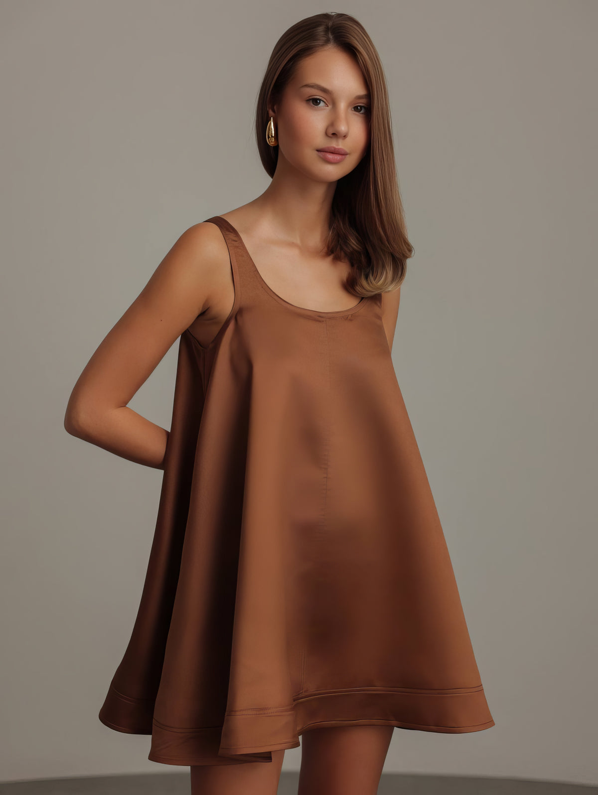 Robe trapèze en satin caramel