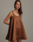 Robe trapèze en satin caramel