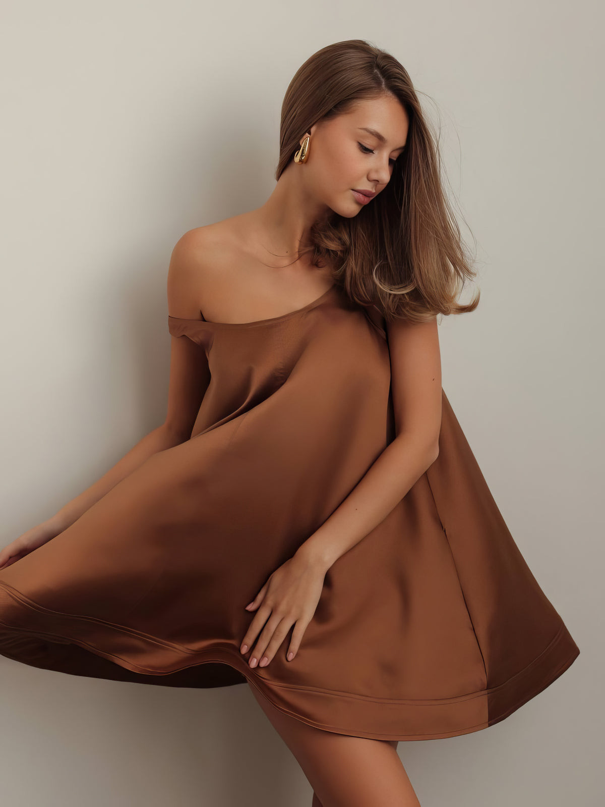 Robe trapèze en satin caramel