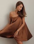 Robe trapèze en satin caramel