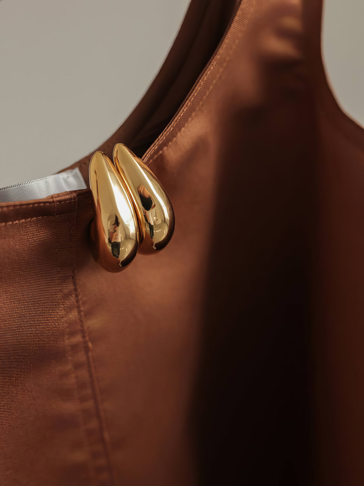 Robe trapèze en satin caramel