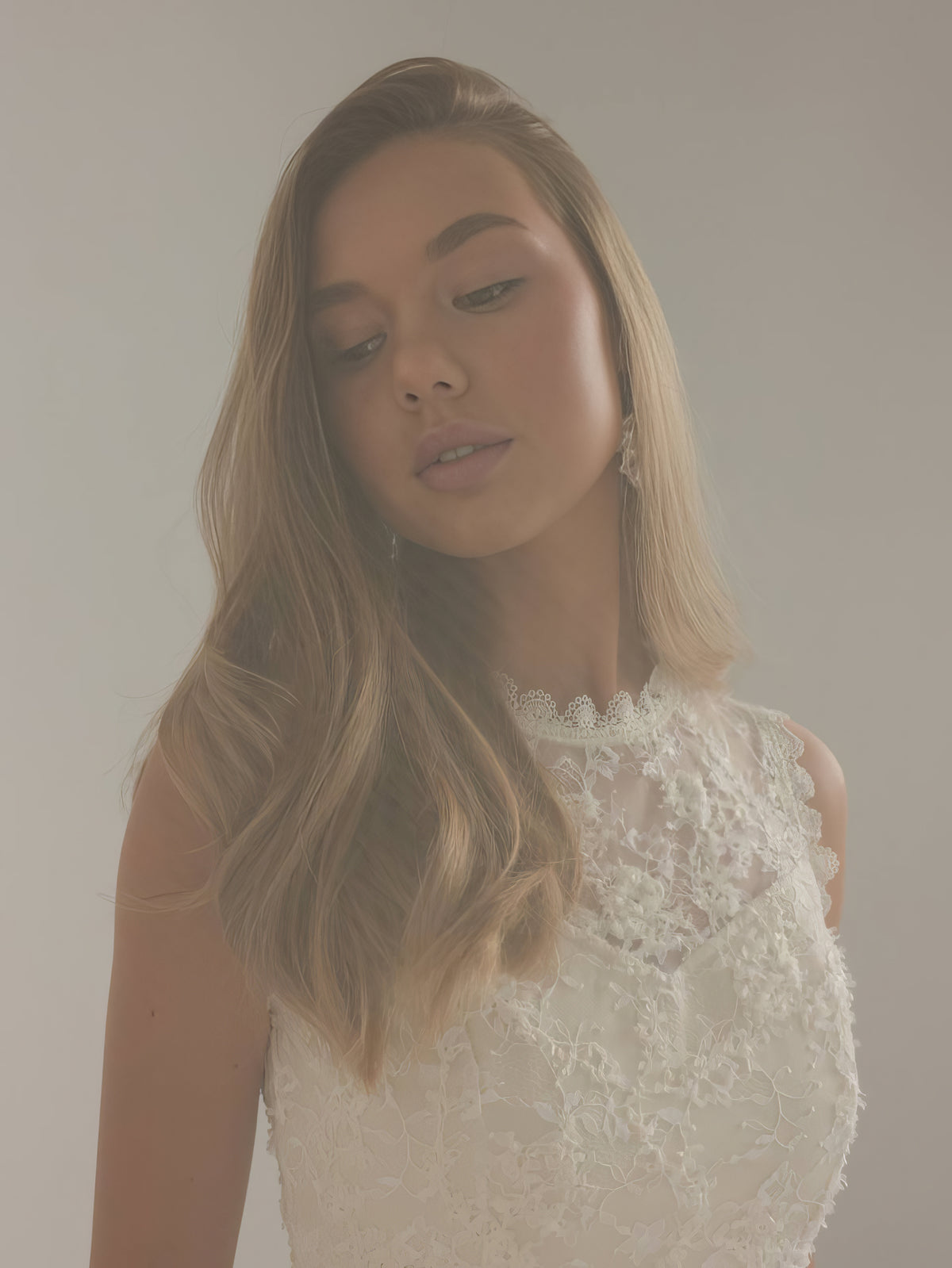 Midikleid aus Chantilly-Spitze mit Schößchen