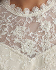 Midikleid aus Chantilly-Spitze mit Schößchen