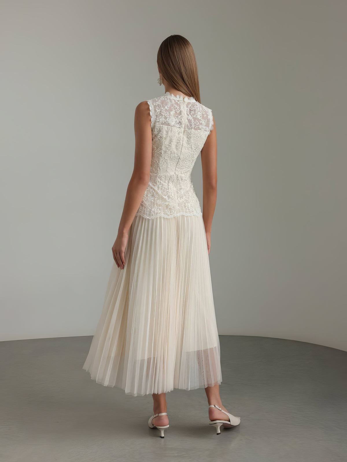Midikleid aus Chantilly-Spitze mit Schößchen