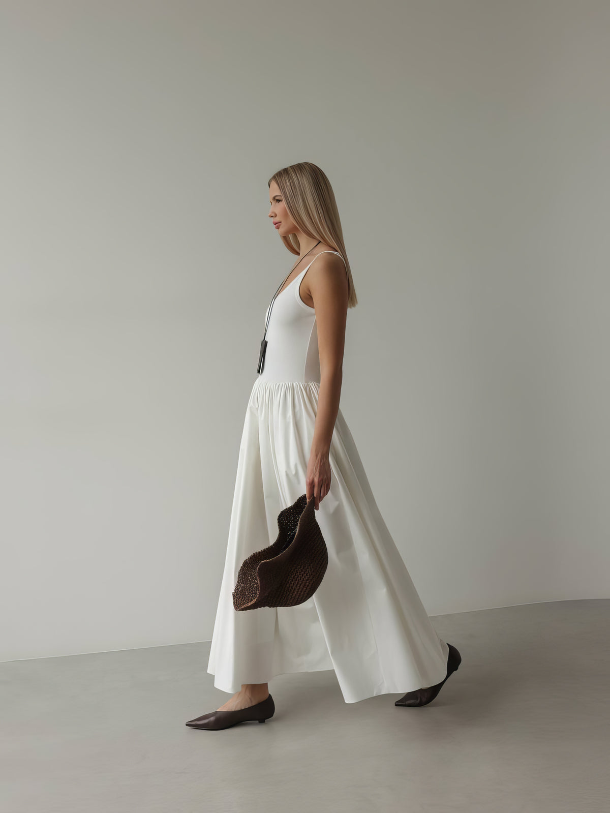 Vestido midi blanco de popelín con cuerpo acanalado