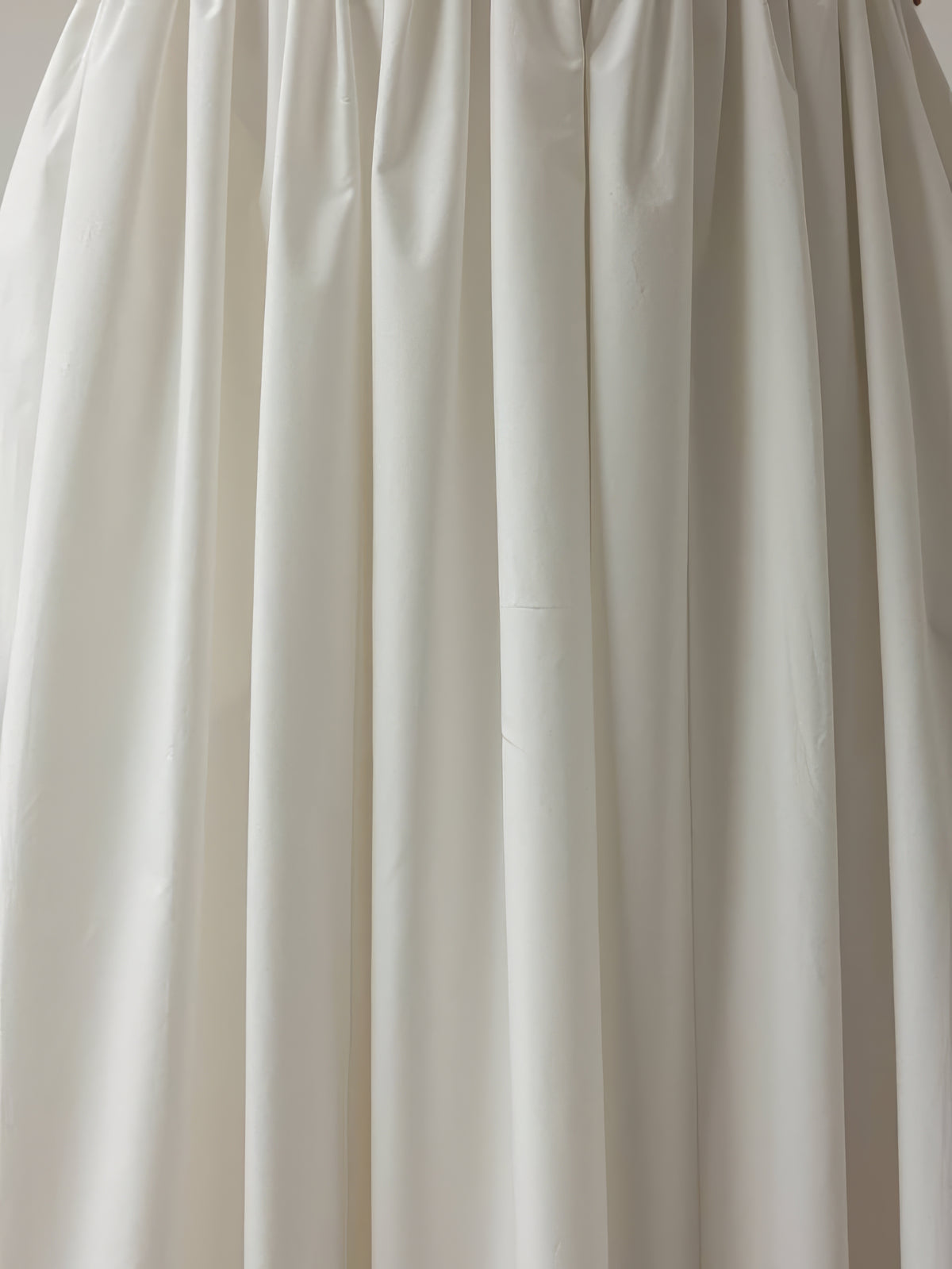 Vestido midi blanco de popelín con cuerpo acanalado