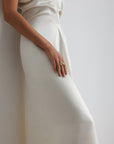 Vestido midi de satén blanco minimalista