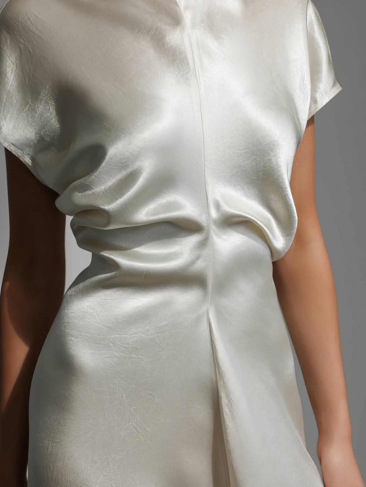 Vestido midi de satén blanco minimalista