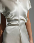 Vestido midi de satén blanco minimalista