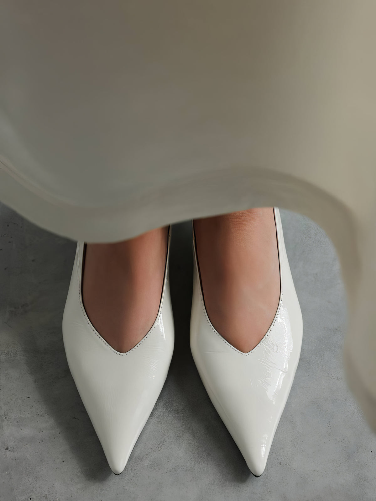 Vestido midi de satén blanco minimalista