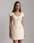 Vestido de tweed amarillo pastel con detalles dorados