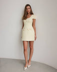 Vestido de tweed amarillo pastel con detalles dorados