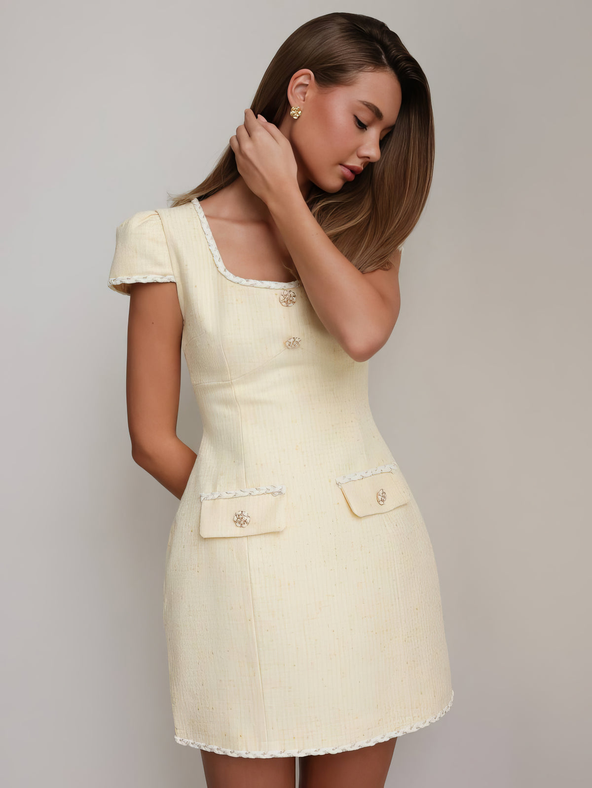 Vestido de tweed amarillo pastel con detalles dorados