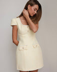 Vestido de tweed amarillo pastel con detalles dorados