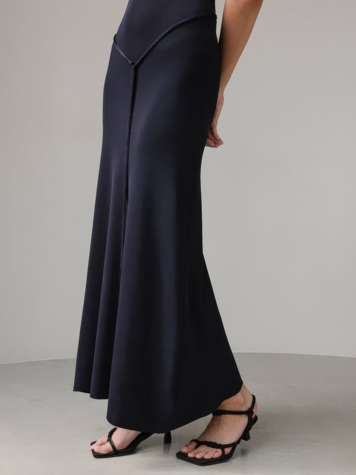 Robe midi noire asymétrique