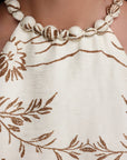 Robe beige élégante brodée à col licou