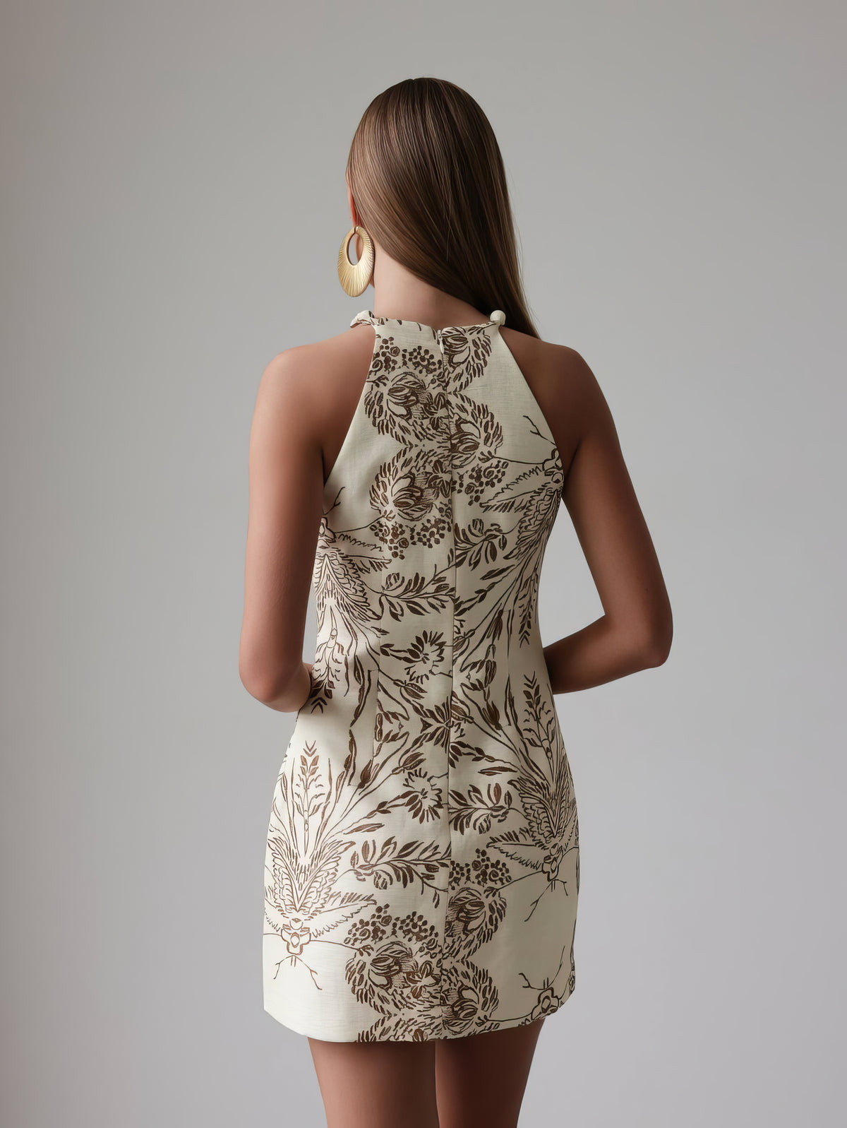 Robe beige élégante brodée à col licou
