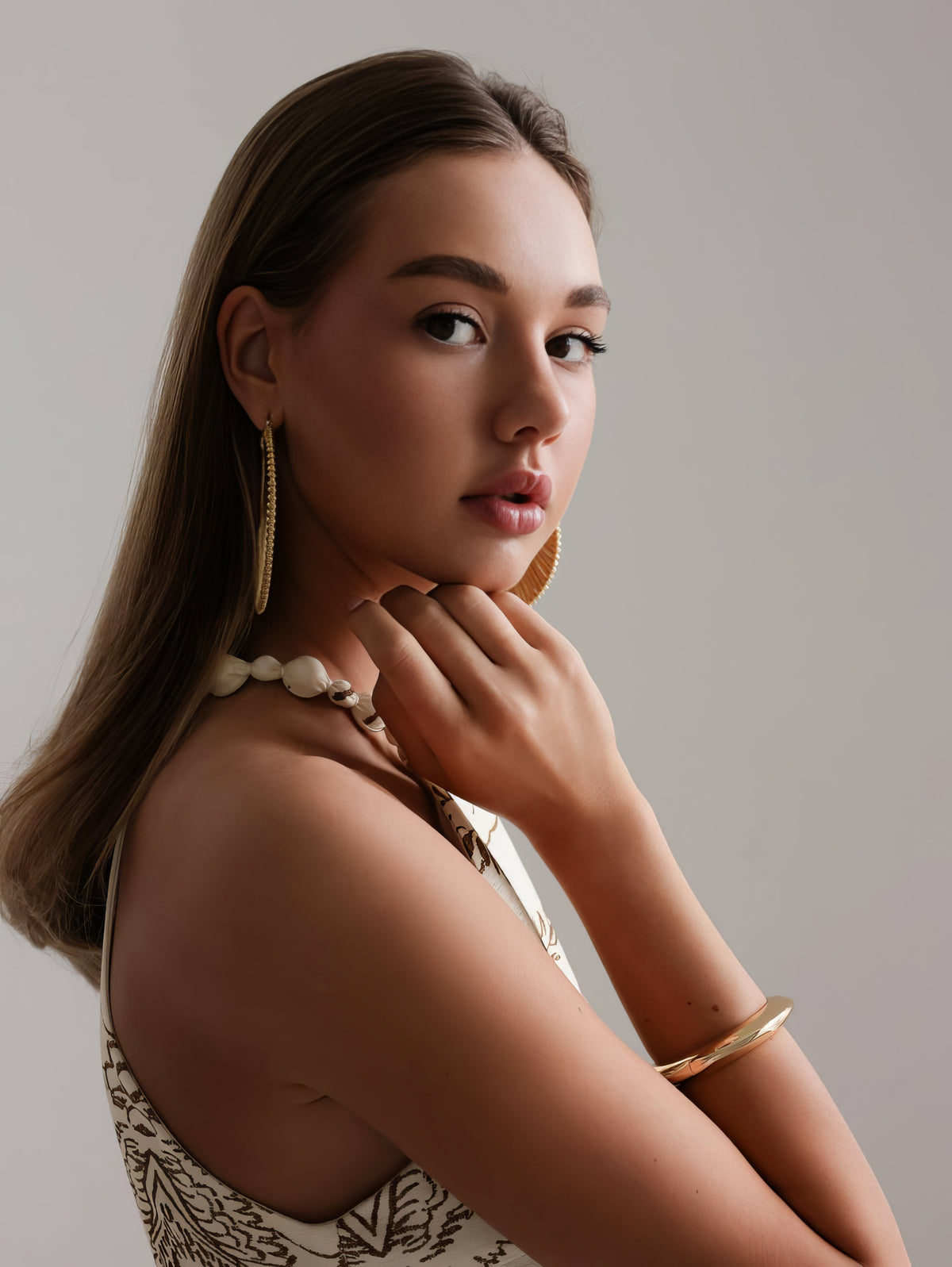 Robe beige élégante brodée à col licou