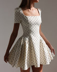 Miniabito bianco a pois stile vintage