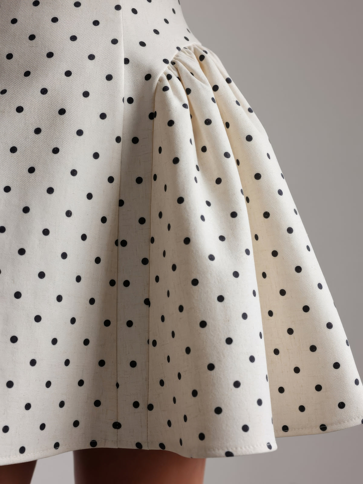 Miniabito bianco a pois stile vintage
