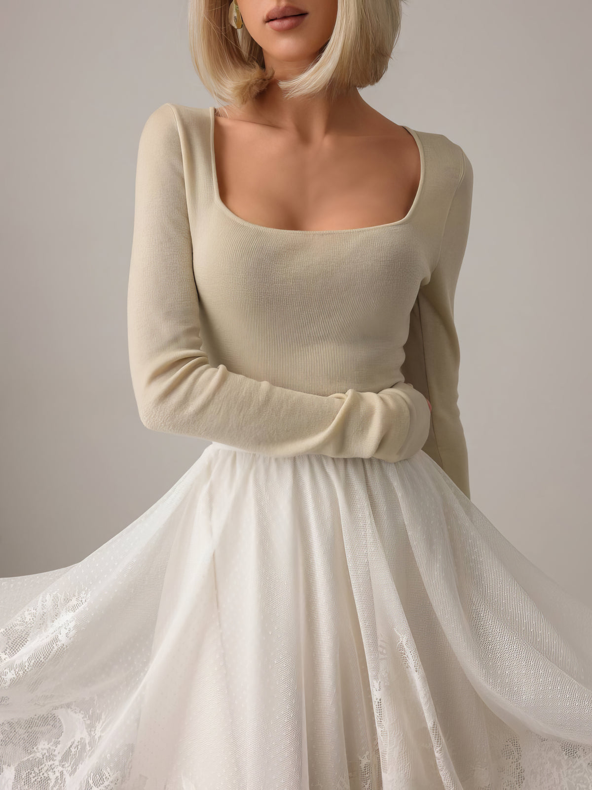 Blusa in maglia bianca con scollo quadrato
