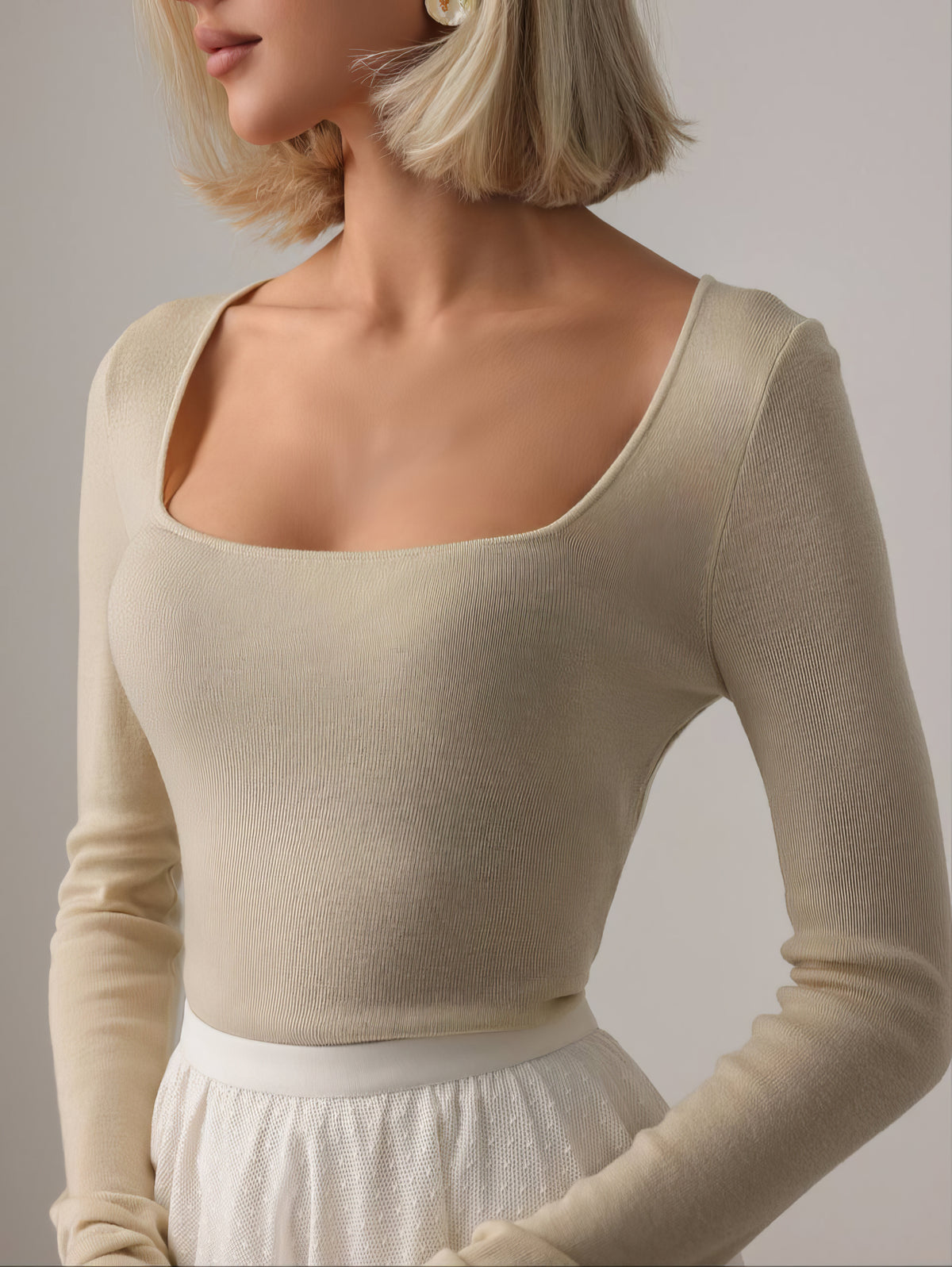 Blusa in maglia bianca con scollo quadrato