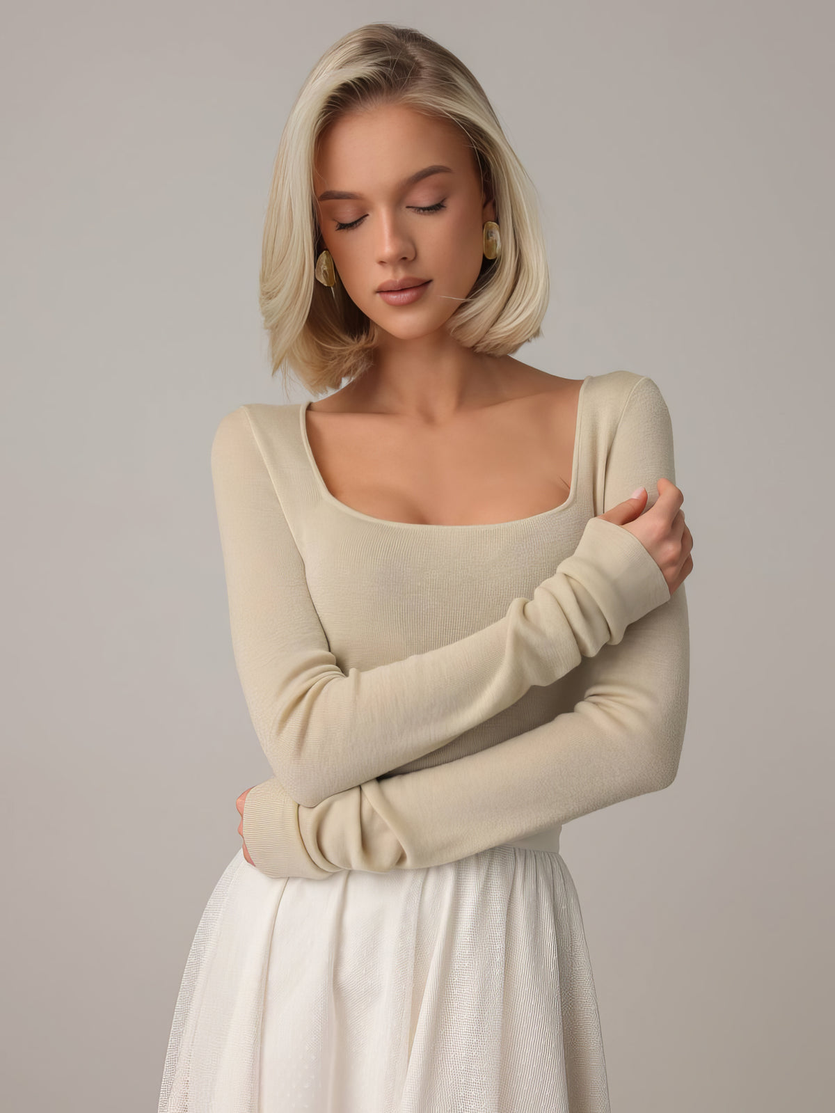 Blusa in maglia bianca con scollo quadrato