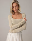 Blusa in maglia bianca con scollo quadrato