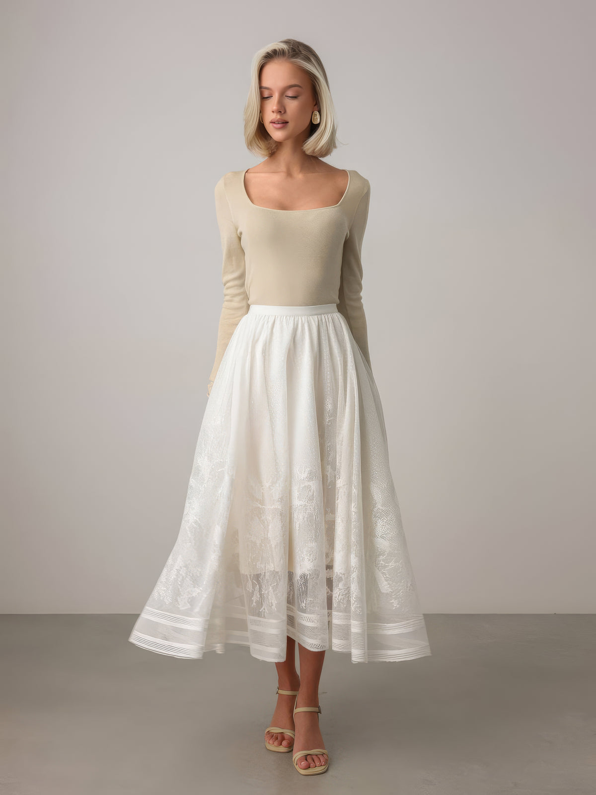 Blusa in maglia bianca con scollo quadrato