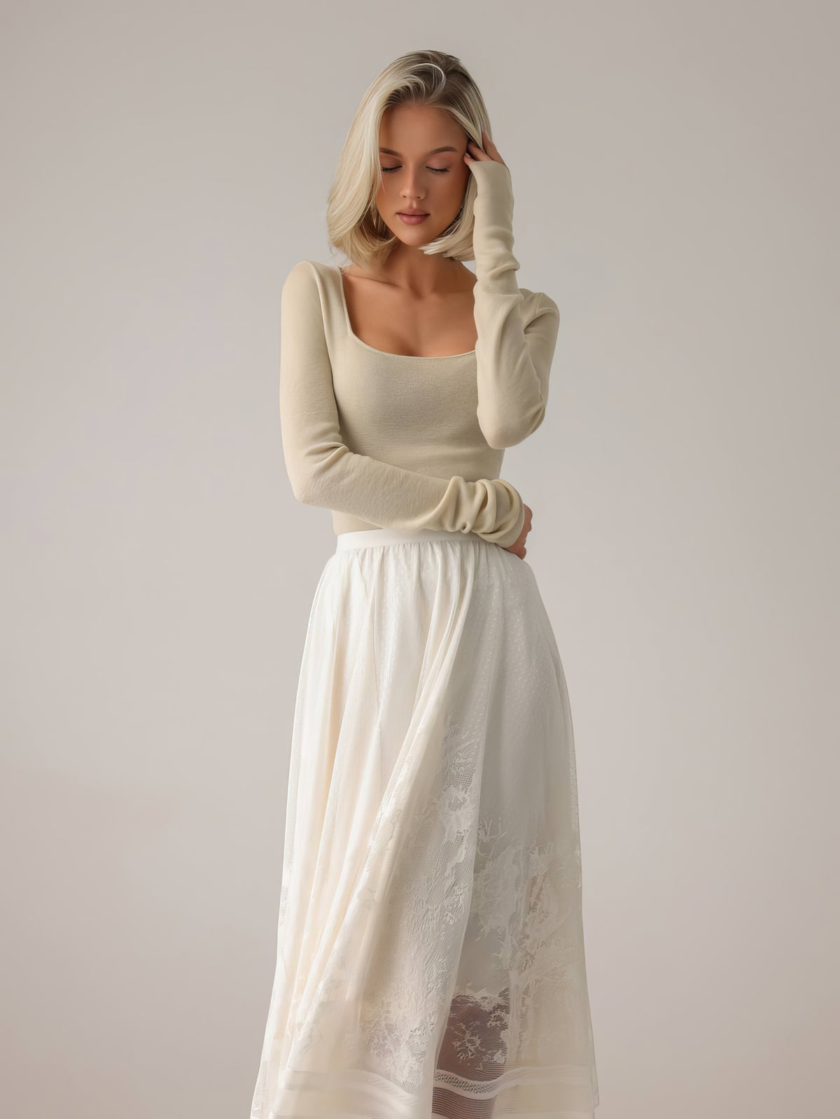 Blusa in maglia bianca con scollo quadrato