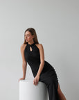 Vestido midi halter negro con abertura