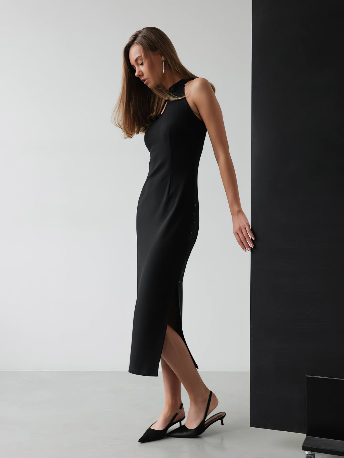 Vestido midi halter negro con abertura