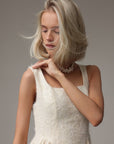 Abito in pizzo crema con scollo quadrato Claire