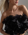 Top negro con flores y plumas