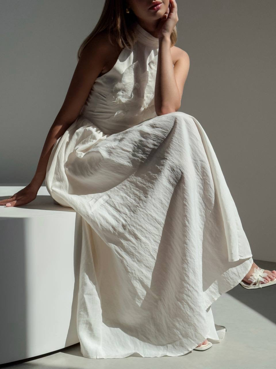 Abito bianco con scollo all'americana e fiori