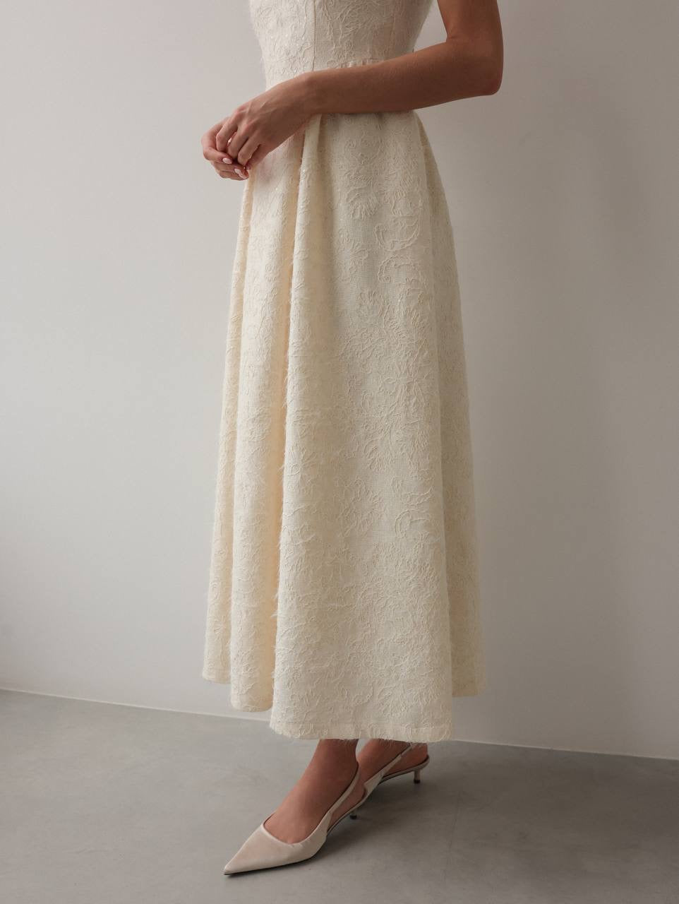 Abito in pizzo crema con scollo quadrato Claire