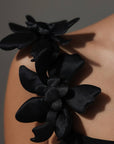 Robe noire à fleurs en relief