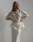 Blusa blanca con bordado de encaje