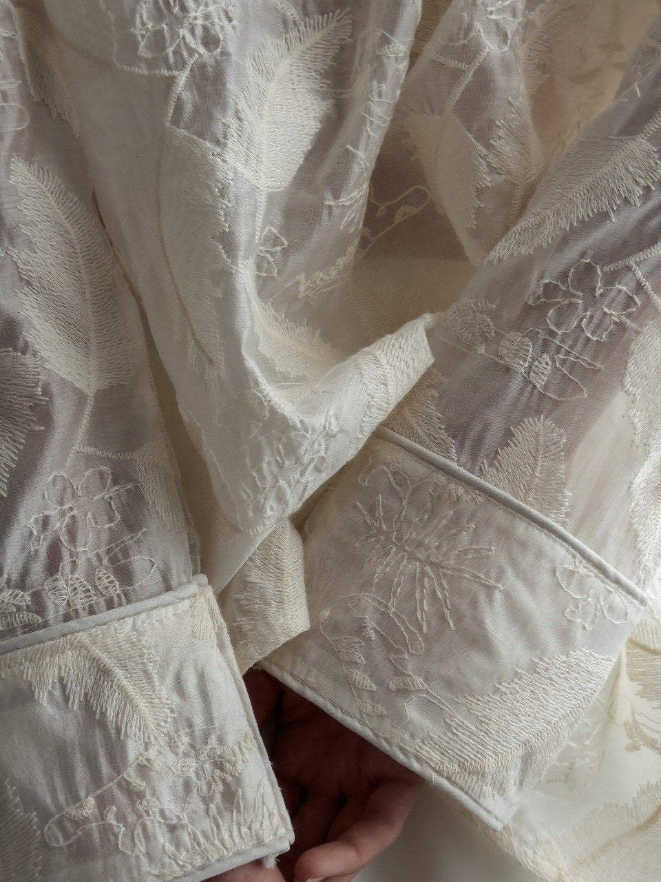 Blusa blanca con bordado de encaje
