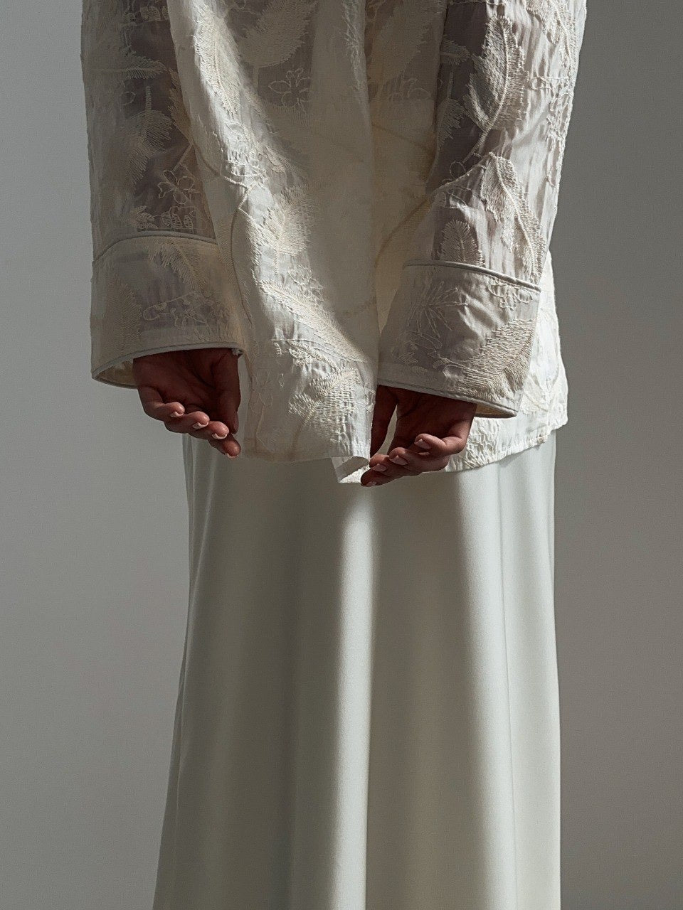 Blusa blanca con bordado de encaje