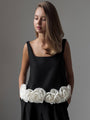 Blusa negra sin mangas con detalle floral