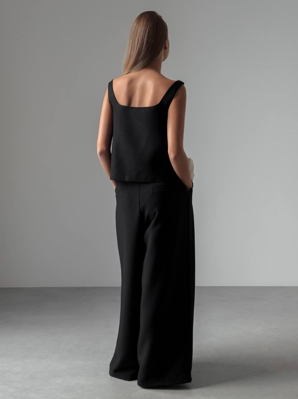 Blusa negra sin mangas con detalle floral