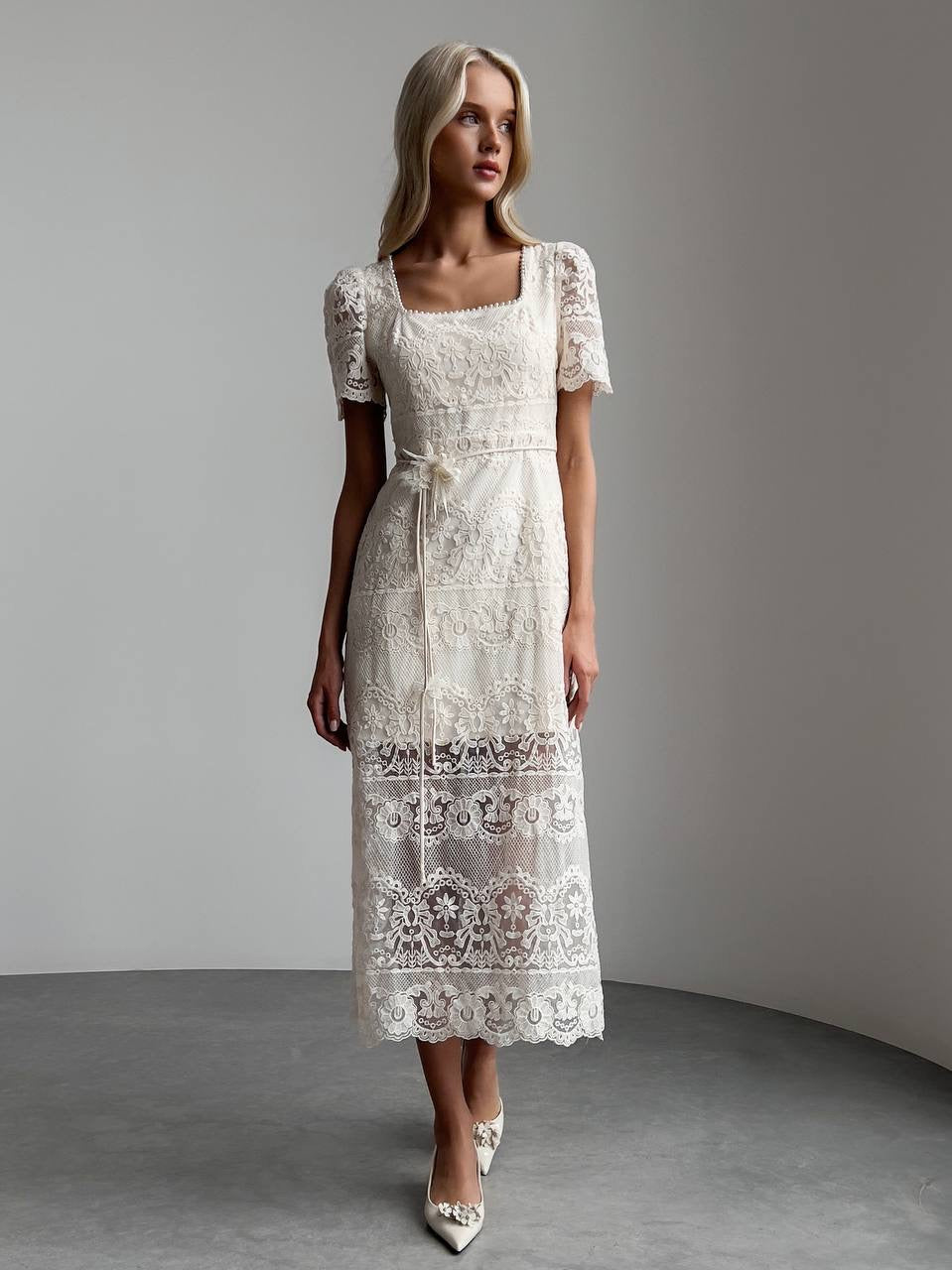Weißes Midikleid aus Lotusspitze