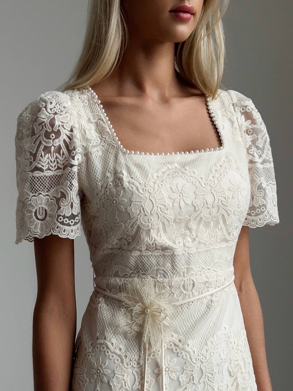 Weißes Midikleid aus Lotusspitze