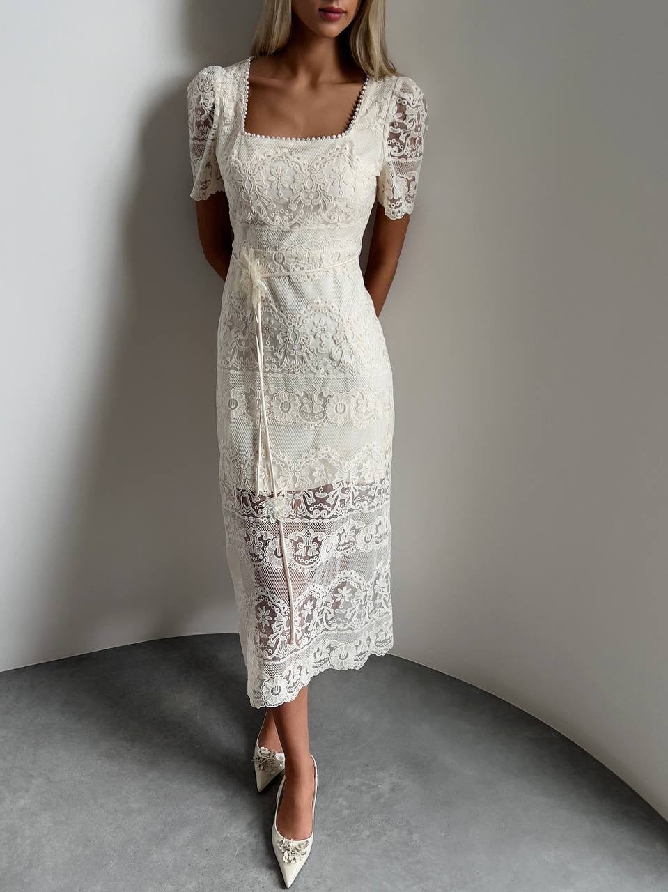 Weißes Midikleid aus Lotusspitze