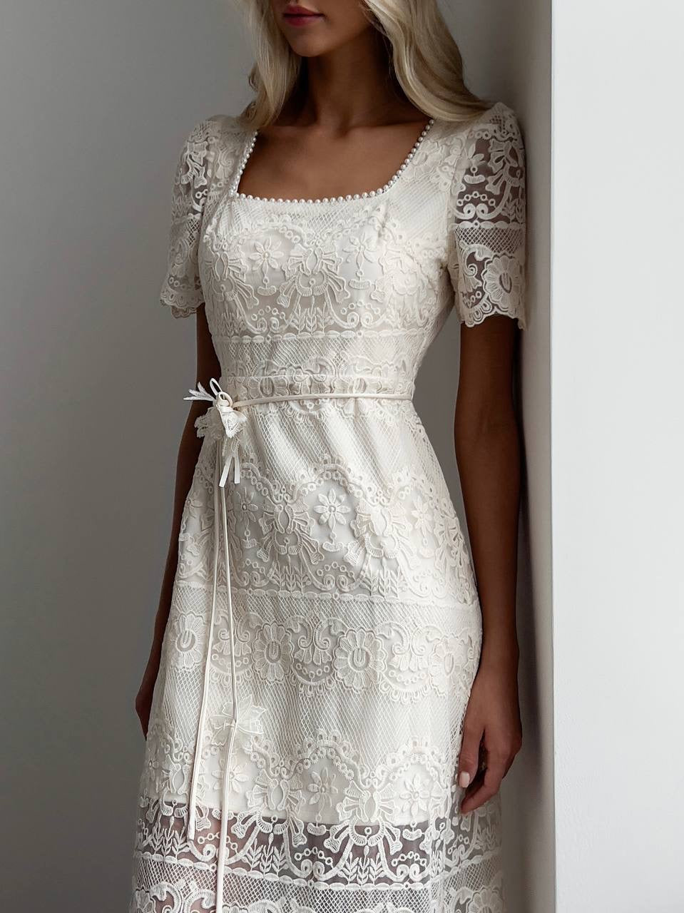 Weißes Midikleid aus Lotusspitze