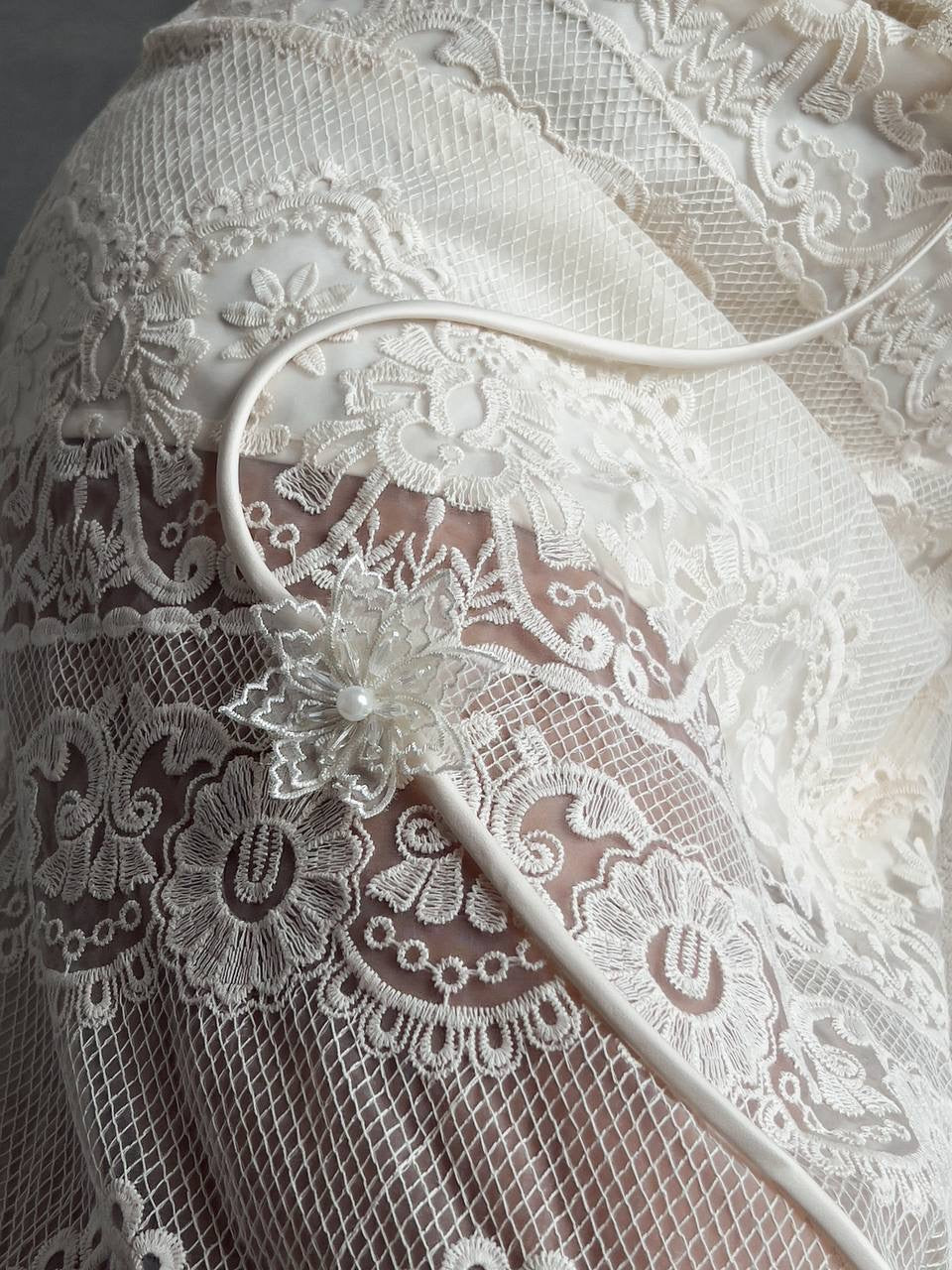 Weißes Midikleid aus Lotusspitze