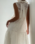 Elegantes weißes Kleid mit Blumenmuster