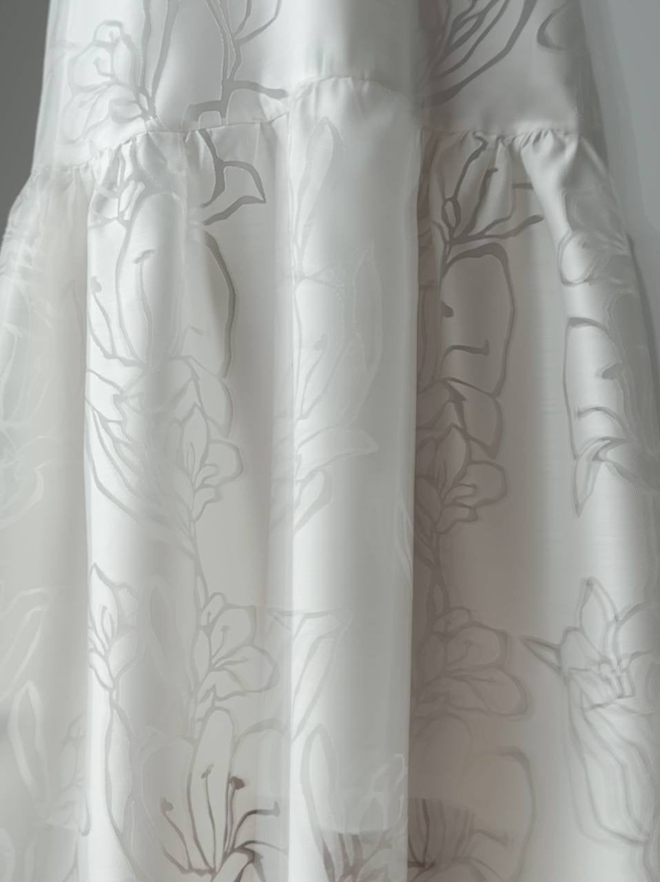 Elegantes weißes Kleid mit Blumenmuster